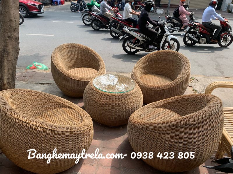 ban-ghe-de-ho-boi-may-nhua