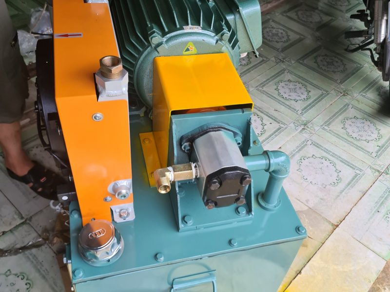 gia-bo-nguon-thuy-luc-12v-24v-chinh-hang-