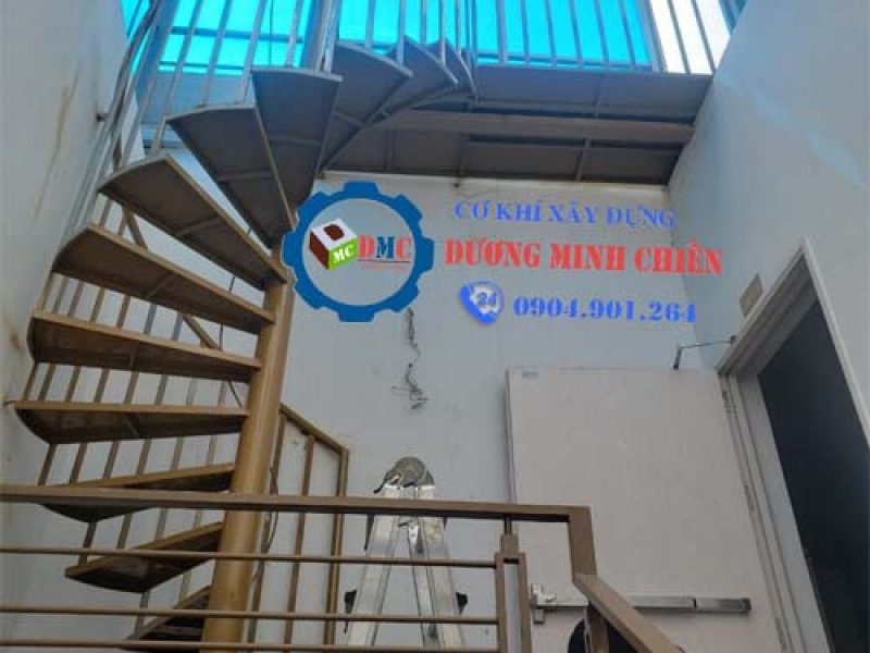 mau-cau-thang-sat-ngoai-troi-dep