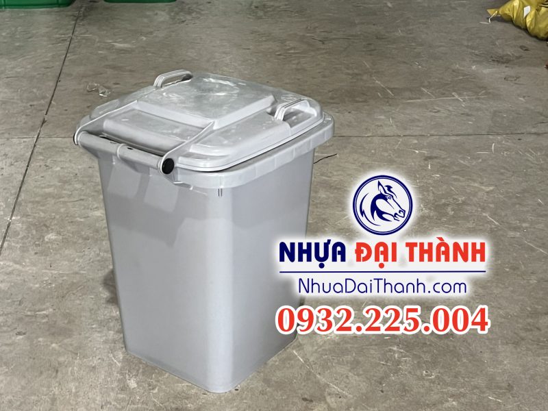 thung-rac-60-lit-nhua-deo-hdpe-mau-xam