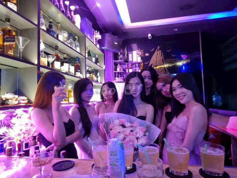 bar-q1-tuyen-nu-nv-co-ngoai-hinh-uu-tien-biet-tieng-anh