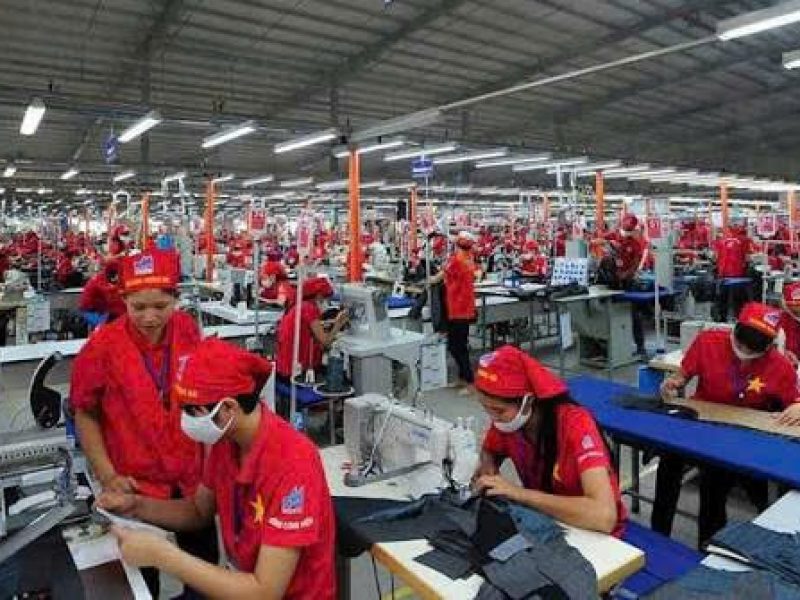 cty-may-mac-lucky-tuyen-30-cong-nhan-may-thoi-vu