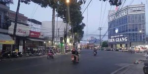SIÊU PHẨM NHÀ 3 TẦNG. CÓ SÂN ĐỖ Ô TÔ. GẦN CHỢ ĐÊM - P 6 - TP MỸ THO. TIỀN GIANG.